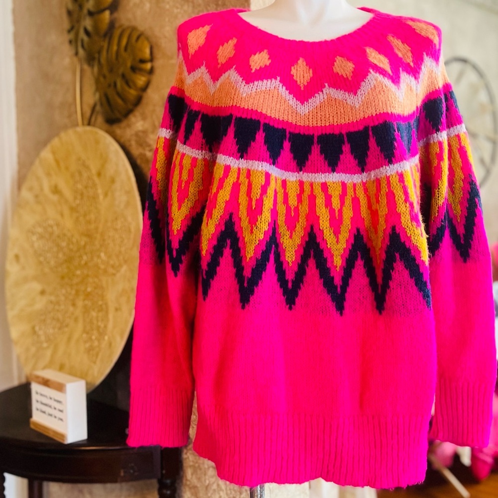 Fuzzy hot pink crew new geometric sweater